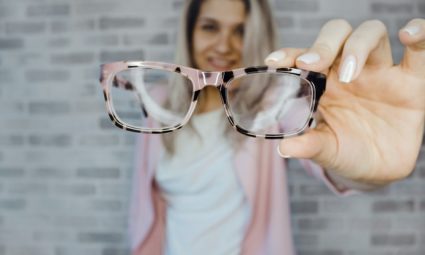 Waarom doe je er goed aan om je lenzen en bril af te wisselen?