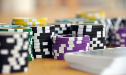 Wat is het verschil tussen video poker en online poker?