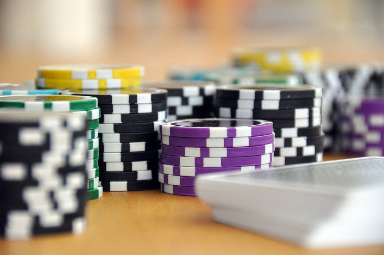 Wat is het verschil tussen video poker en online poker?